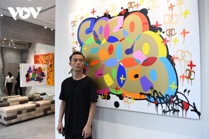 Artworks of Vietnamese-born graffiti artist go on display in Hanoi - ảnh 8