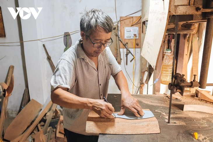 Hanoi family keeps tradition of making wooden mooncake moulds alive - ảnh 10