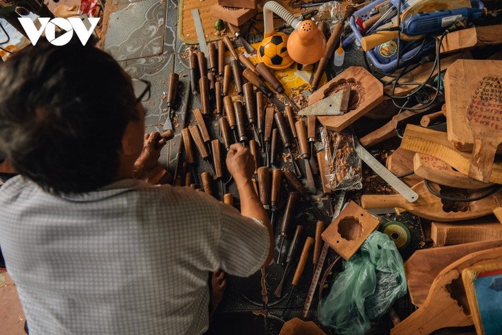 Hanoi family keeps tradition of making wooden mooncake moulds alive - ảnh 3