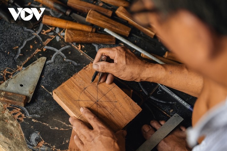 Hanoi family keeps tradition of making wooden mooncake moulds alive - ảnh 6