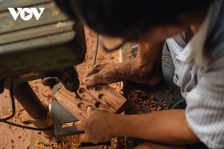 Hanoi family keeps tradition of making wooden mooncake moulds alive - ảnh 7