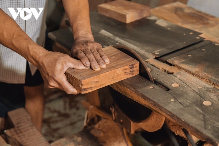 Hanoi family keeps tradition of making wooden mooncake moulds alive - ảnh 8