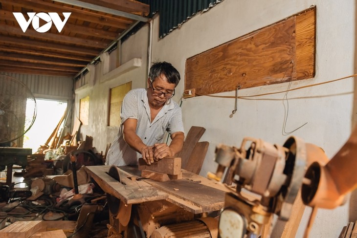 Hanoi family keeps tradition of making wooden mooncake moulds alive - ảnh 9