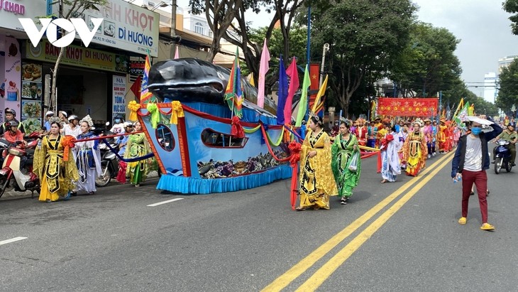 Whale worshipping festival excites crowds in Vung Tau city - ảnh 5