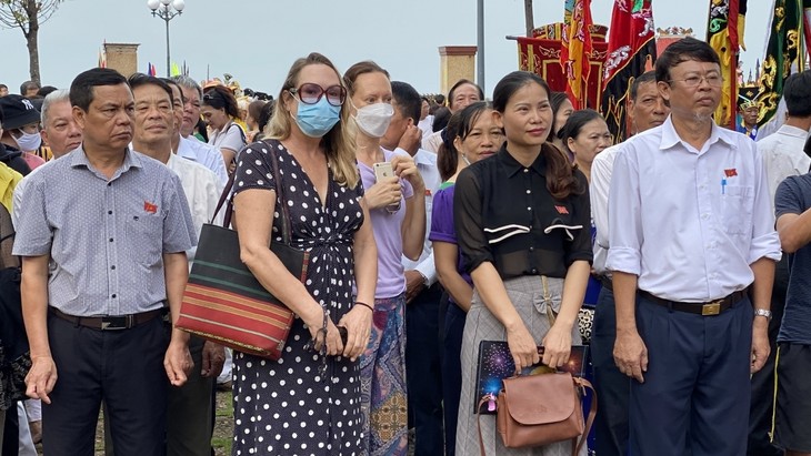 Whale worshipping festival excites crowds in Vung Tau city - ảnh 9