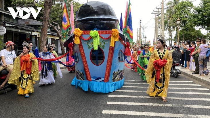 Whale worshipping festival excites crowds in Vung Tau city - ảnh 4