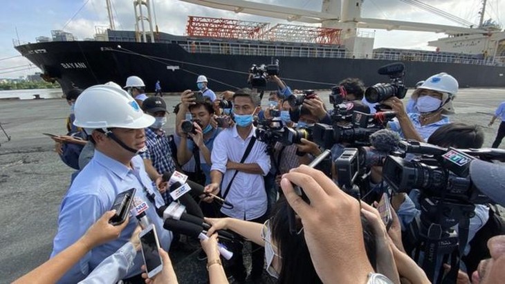 Carriages for first metro line arrive in HCM City - ảnh 2