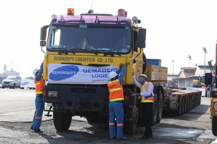 Carriages for first metro line arrive in HCM City - ảnh 5