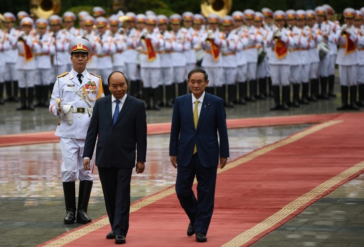 Official welcome ceremony for Japanese PM in Hanoi - ảnh 9