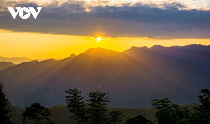 Sunset in northern mountainous areas - ảnh 11