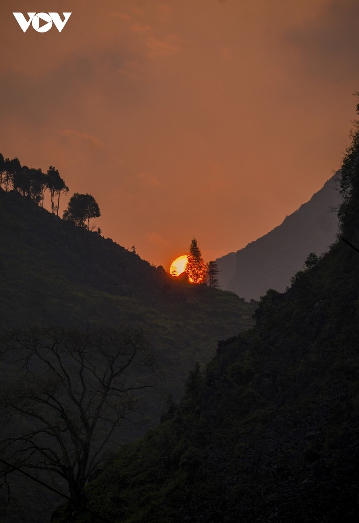 Sunset in northern mountainous areas - ảnh 14