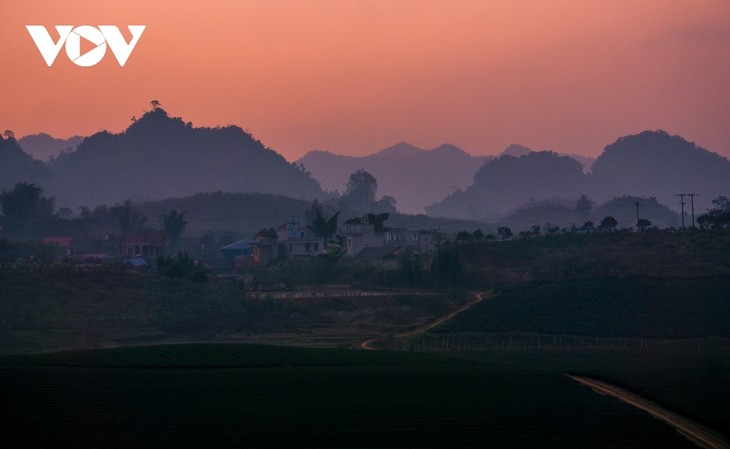 Sunset in northern mountainous areas - ảnh 2