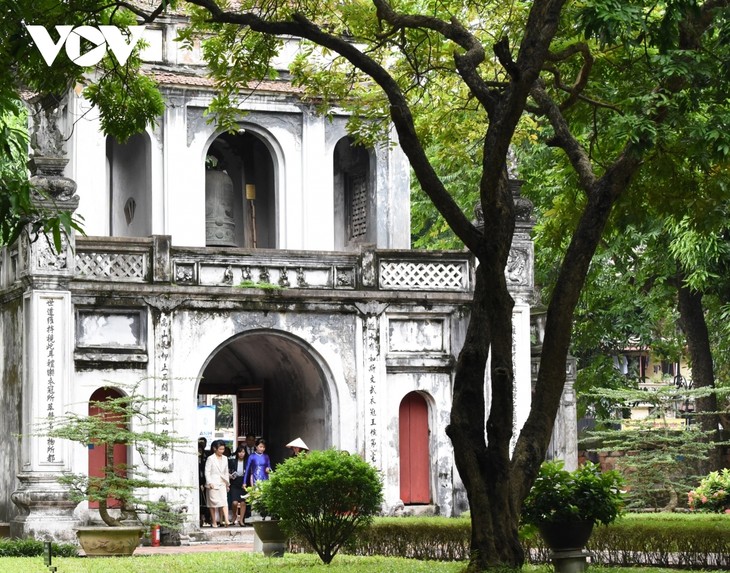 Wife of Japanese PM enjoys visit to Temple of Literature - ảnh 1