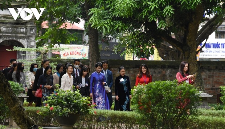 Wife of Japanese PM enjoys visit to Temple of Literature - ảnh 3