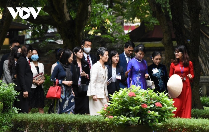 Wife of Japanese PM enjoys visit to Temple of Literature - ảnh 4