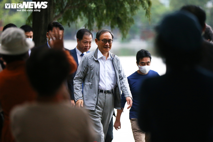 Japanese PM Suga strolls along Hoan Kiem Lake - ảnh 2