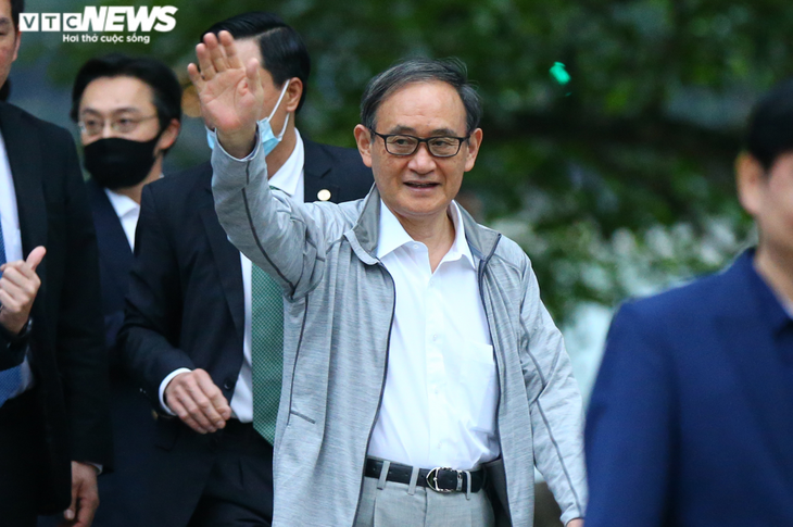 Japanese PM Suga strolls along Hoan Kiem Lake - ảnh 3