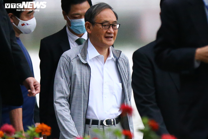 Japanese PM Suga strolls along Hoan Kiem Lake - ảnh 4