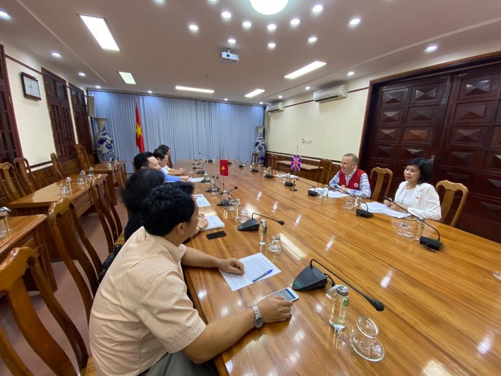 British Ambassador presents gifts to flood victims in Quang Binh - ảnh 5