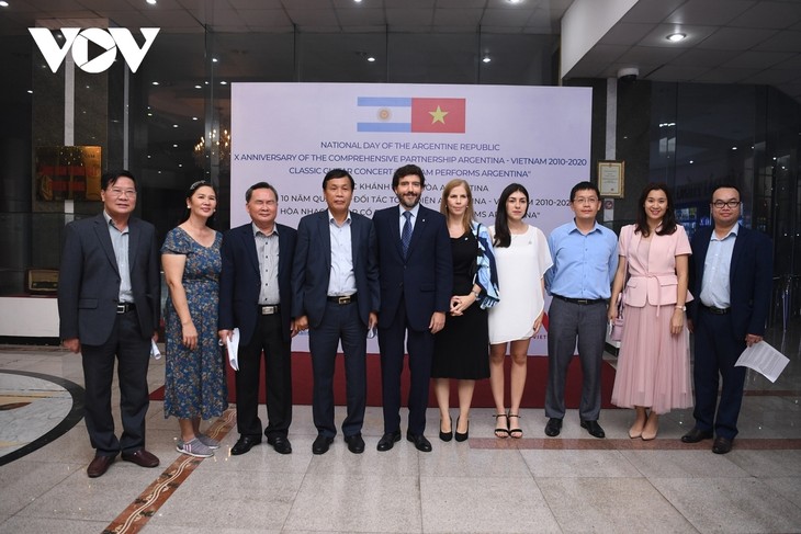 “Vietnam performs Argentina” guitar concert excites crowds in Hanoi - ảnh 6