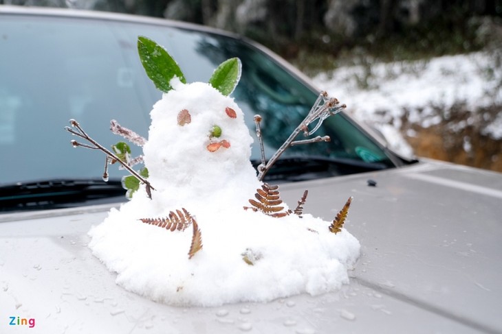 Tourists rush to northern commune to snap photos with snow - ảnh 2