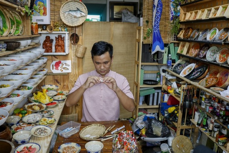 Unique Tet trays showcase national delicacies made from clay - ảnh 1