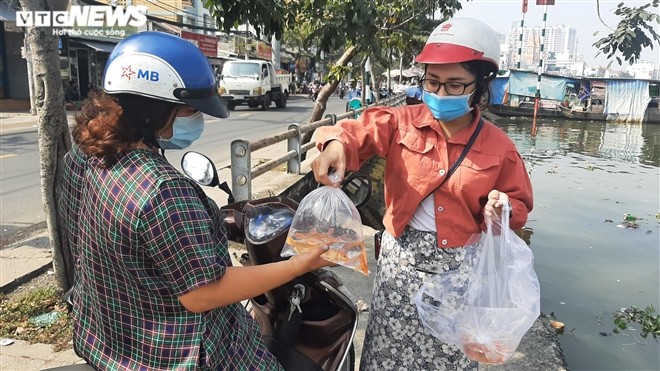 Ảnh: Người Sài Gòn chấp hành đeo khẩu trang, thả cá tiễn Táo quân về trời - ảnh 9