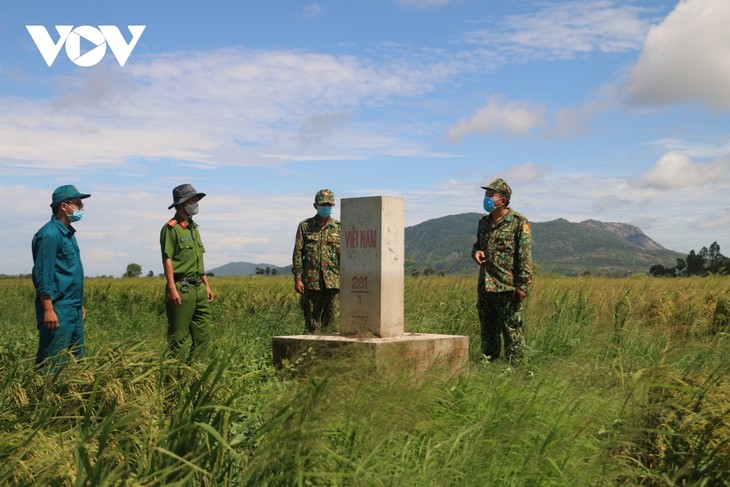 Border guards work tirelessly to prevent spread of COVID-19 - ảnh 10