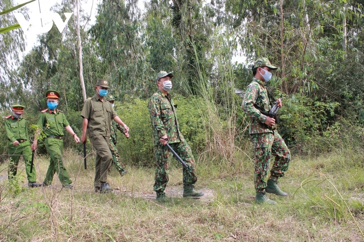 Border guards work tirelessly to prevent spread of COVID-19 - ảnh 12