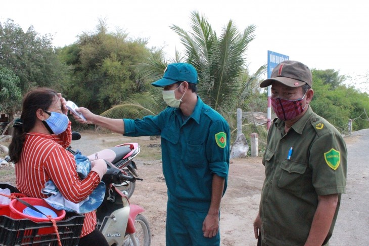 Border guards work tirelessly to prevent spread of COVID-19 - ảnh 13