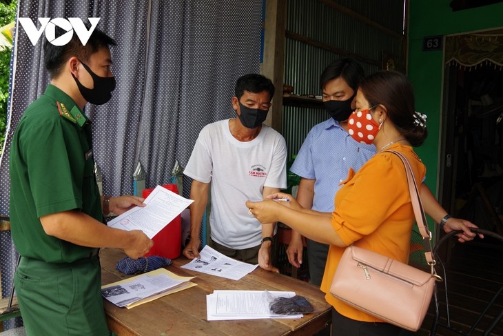 Border guards work tirelessly to prevent spread of COVID-19 - ảnh 14