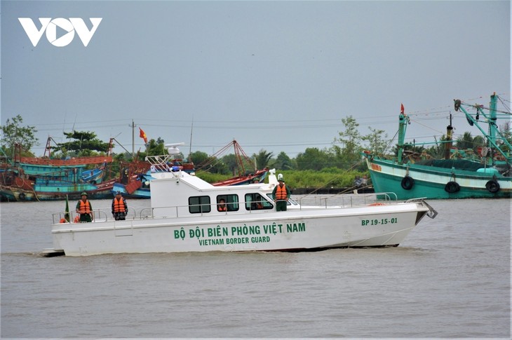 Border guards work tirelessly to prevent spread of COVID-19 - ảnh 2