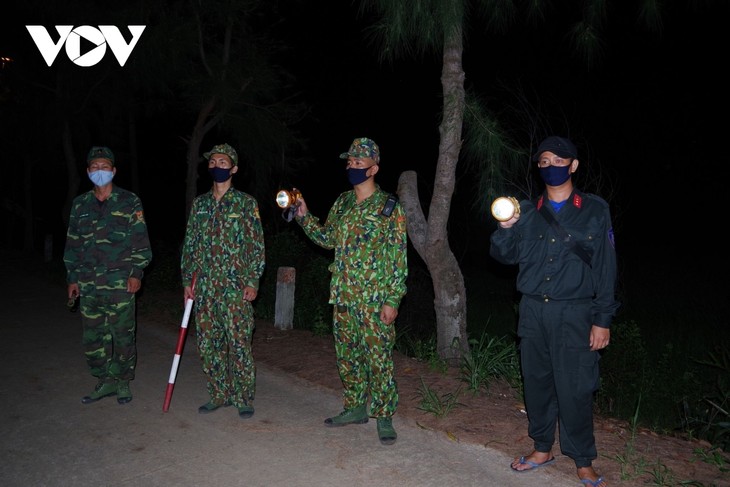 Border guards work tirelessly to prevent spread of COVID-19 - ảnh 4