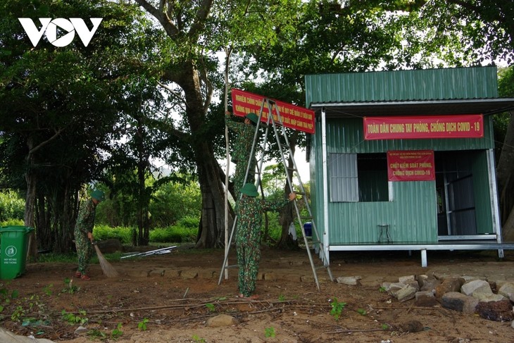 Border guards work tirelessly to prevent spread of COVID-19 - ảnh 5