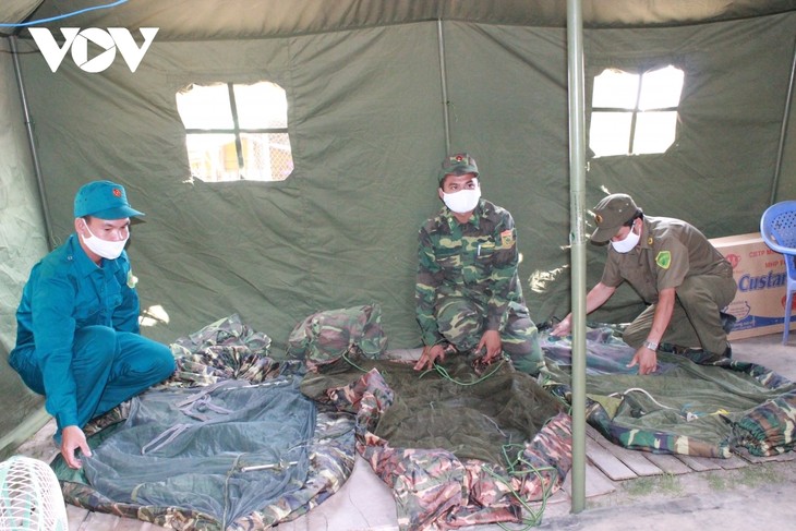 Border guards work tirelessly to prevent spread of COVID-19 - ảnh 8