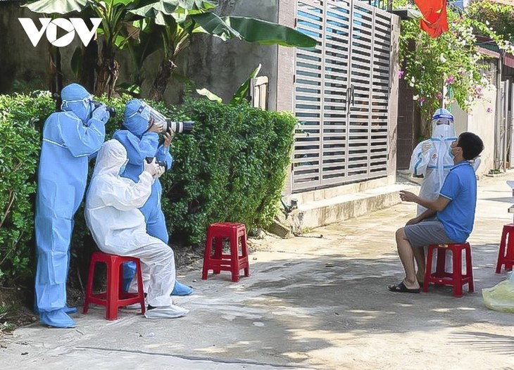 Images show journalists braving danger to report on COVID-19 - ảnh 12