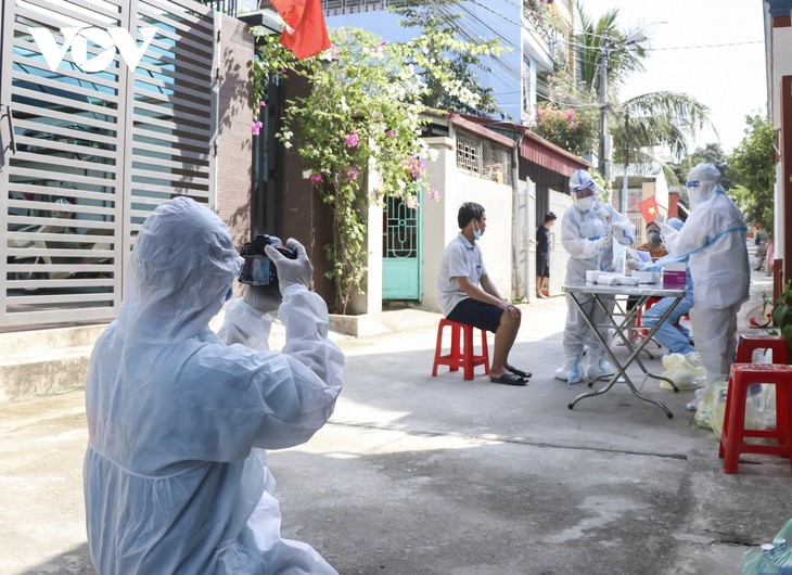 Images show journalists braving danger to report on COVID-19 - ảnh 13