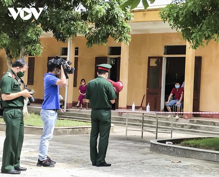 Images show journalists braving danger to report on COVID-19 - ảnh 14