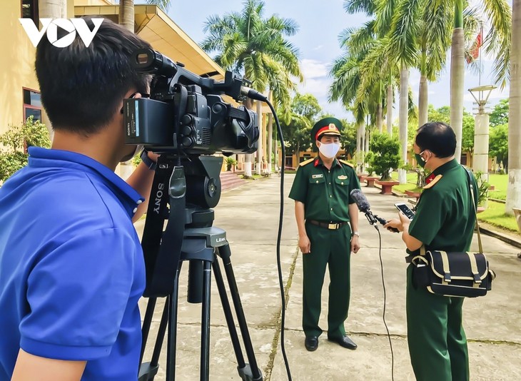 Images show journalists braving danger to report on COVID-19 - ảnh 15