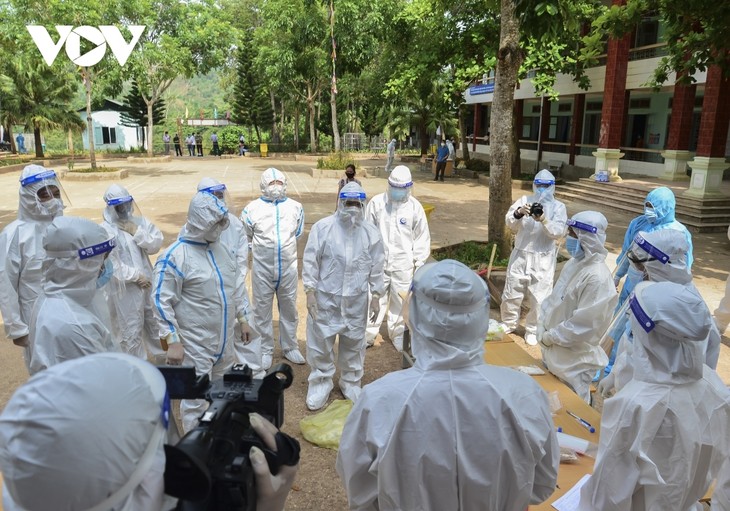 Images show journalists braving danger to report on COVID-19 - ảnh 1