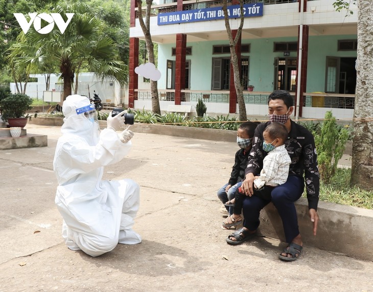 Images show journalists braving danger to report on COVID-19 - ảnh 3