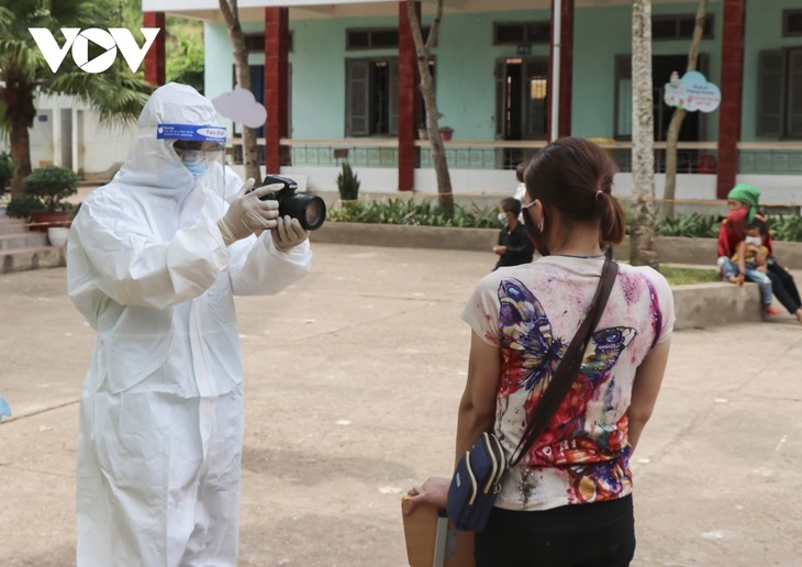 Images show journalists braving danger to report on COVID-19 - ảnh 4