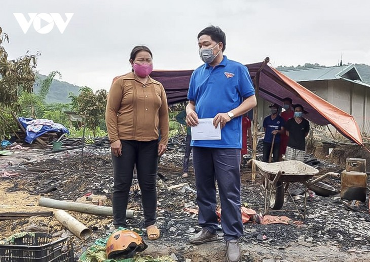 Images show journalists braving danger to report on COVID-19 - ảnh 8