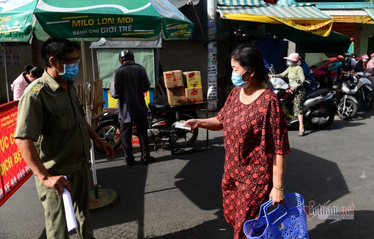 Market in HCM City issues coupons to locals amid COVID-19 fight - ảnh 10