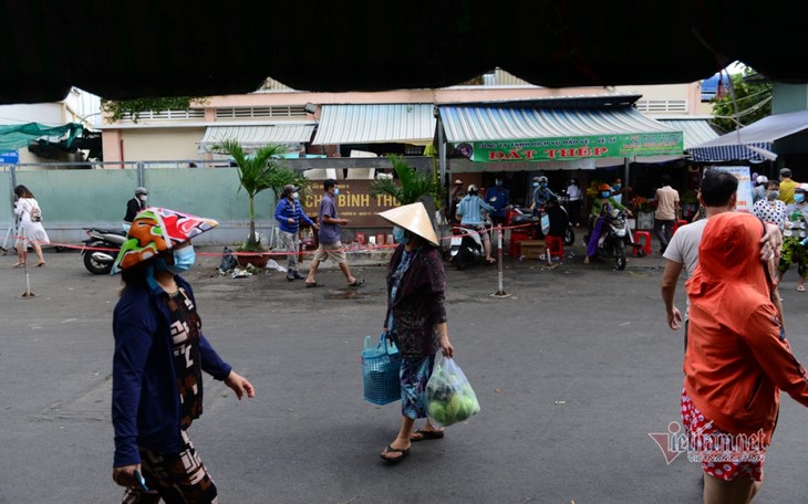 Market in HCM City issues coupons to locals amid COVID-19 fight - ảnh 12