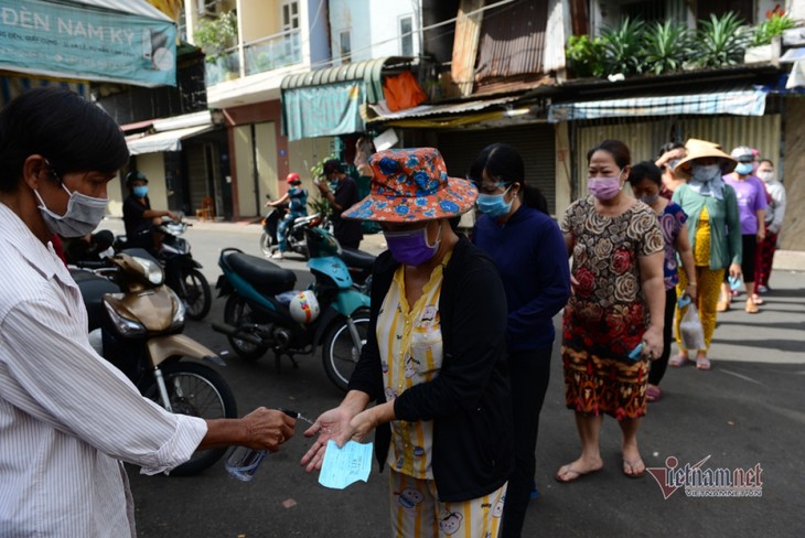 Market in HCM City issues coupons to locals amid COVID-19 fight - ảnh 8