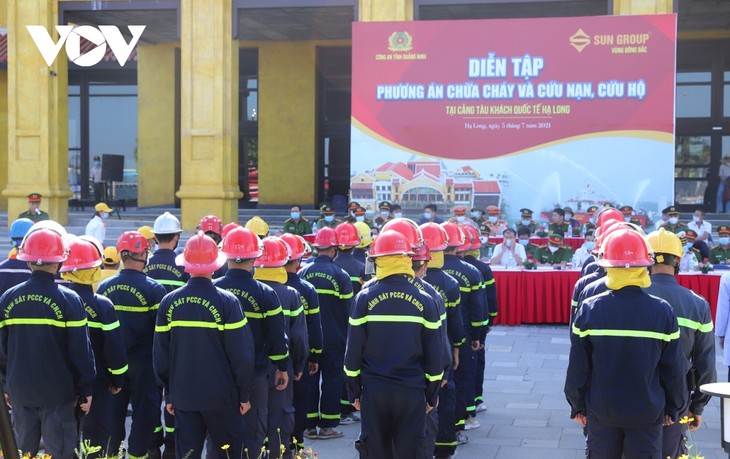 Diễn tập quy mô lớn phương án chữa cháy tàu du lịch trên vịnh Hạ Long - ảnh 1