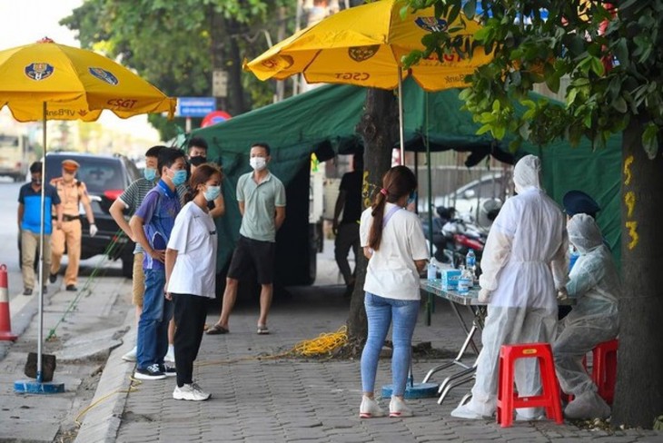 Hanoi erects 22 checkpoints at city entrances to control COVID-19 - ảnh 11