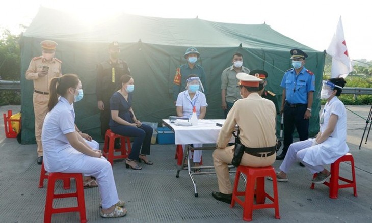 Hanoi erects 22 checkpoints at city entrances to control COVID-19 - ảnh 5