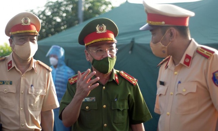 Hanoi erects 22 checkpoints at city entrances to control COVID-19 - ảnh 6